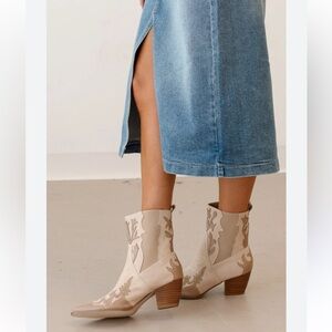 COCONUTS-Canyon West EUC Beige/Cream/Tan Western Ankle Boots With Heel, Size 8M.